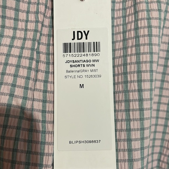 M
Gray Mis

JDY check frill short co-ord in light grey - Picture 2 of 4